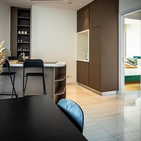 Phaedrus Living: 360 Tower Luxury Flat Apartment นิโคเซีย ภายนอก รูปภาพ