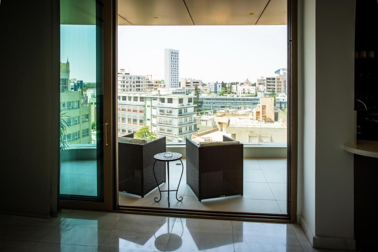 Phaedrus Living: 360 Tower Luxury Flat Apartment นิโคเซีย ภายนอก รูปภาพ