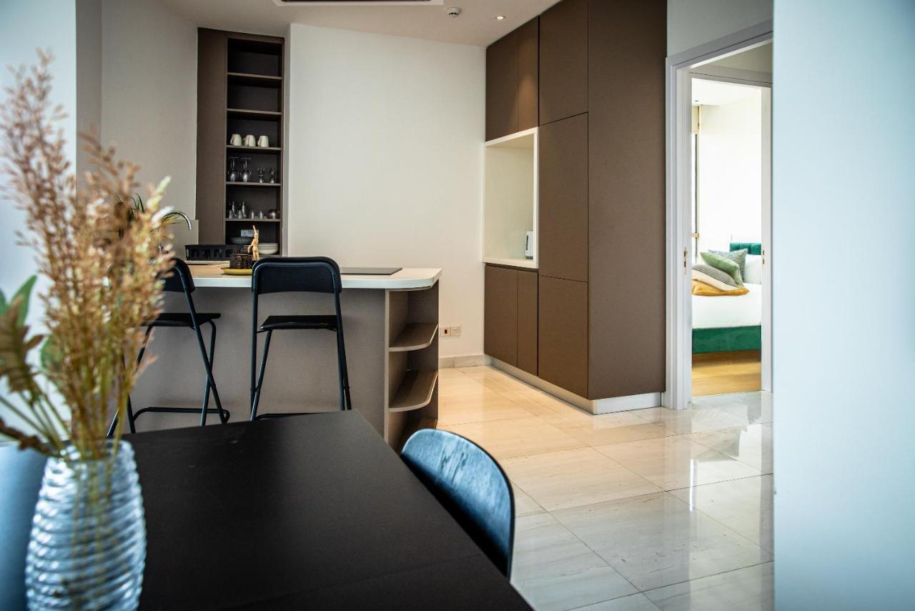 Phaedrus Living: 360 Tower Luxury Flat Apartment นิโคเซีย ภายนอก รูปภาพ