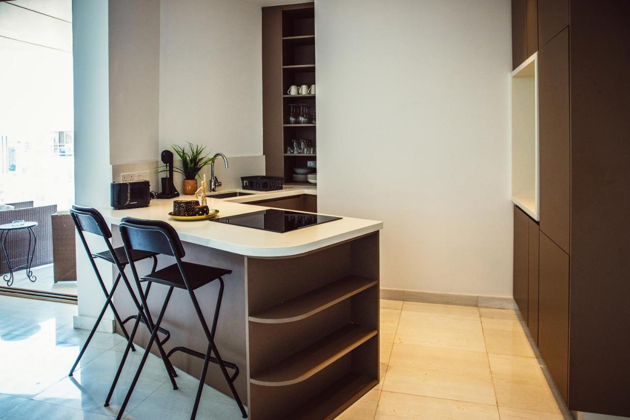 Phaedrus Living: 360 Tower Luxury Flat Apartment นิโคเซีย ภายนอก รูปภาพ
