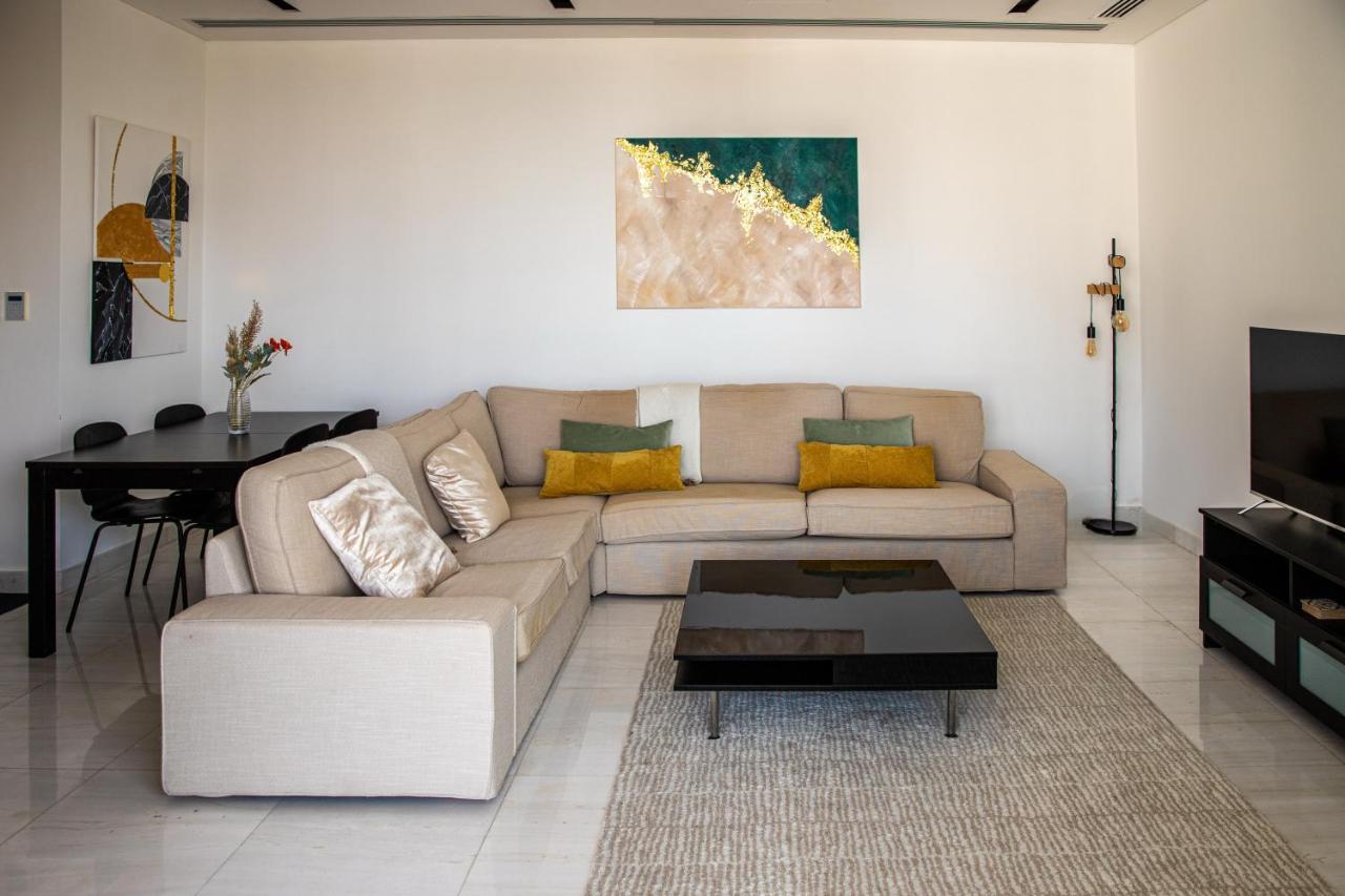 Phaedrus Living: 360 Tower Luxury Flat Apartment นิโคเซีย ภายนอก รูปภาพ