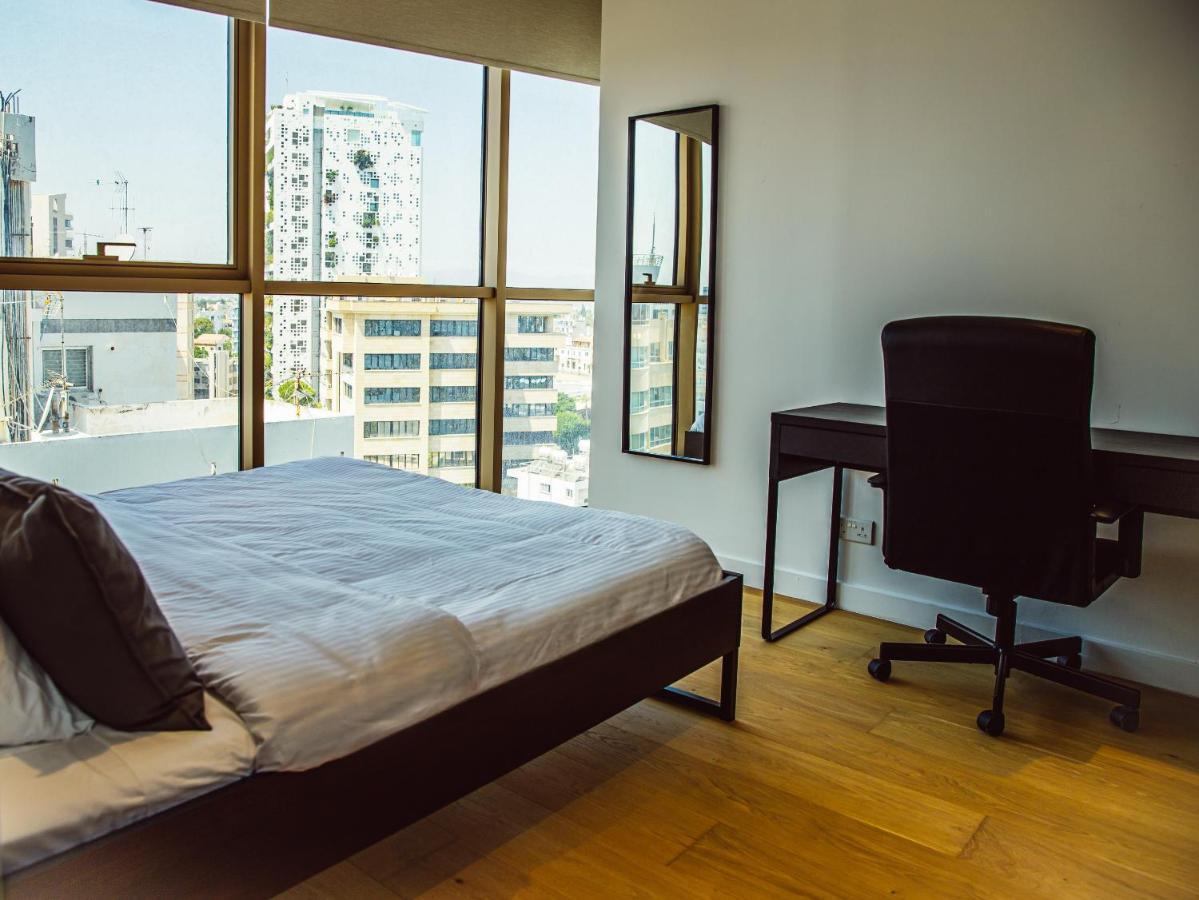 Phaedrus Living: 360 Tower Luxury Flat Apartment นิโคเซีย ภายนอก รูปภาพ